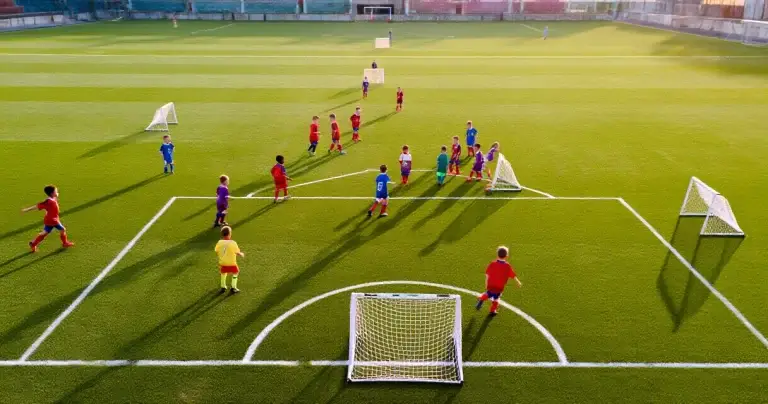 Jalkapallo 8v8 säännöt 2026 – täydellinen opas juniorijoukkueille